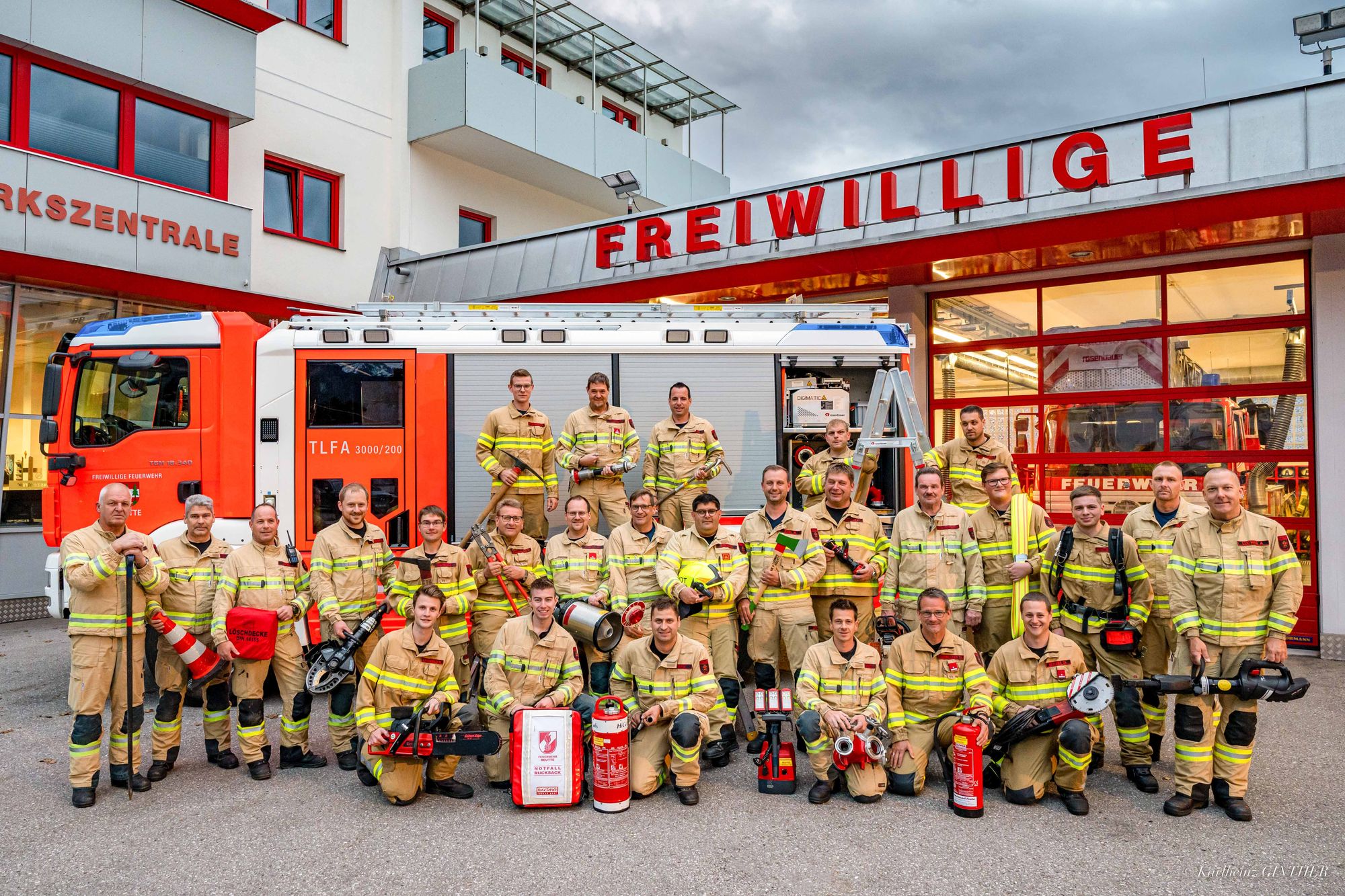 Teil der Mannschaft der Freiwilligen Feuerwehr vor dem Stützpunkt in Reutte