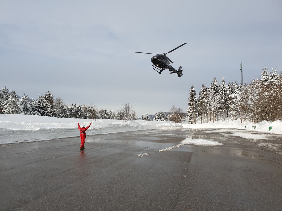 Hubschrauber am Lande-(Park)platz Urisee