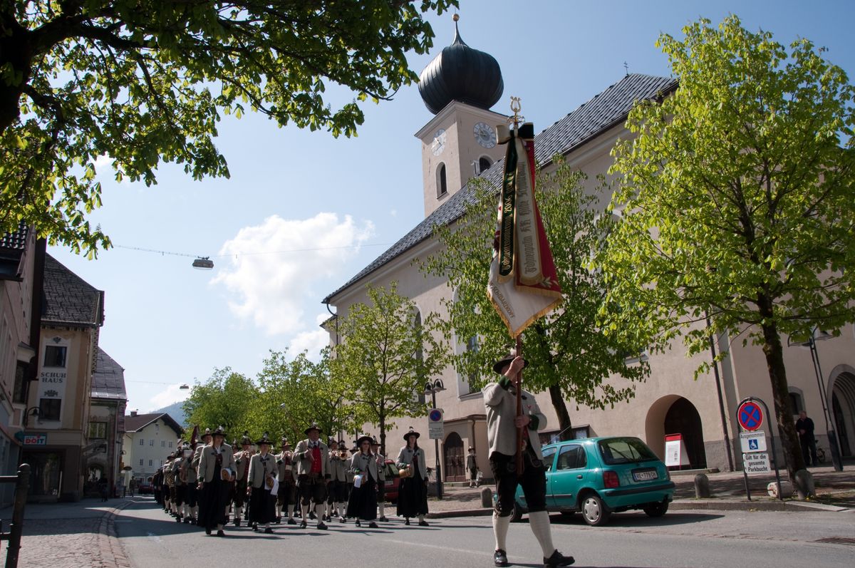 Die Bürgermusikkapelle Reutte führt den Zug an.