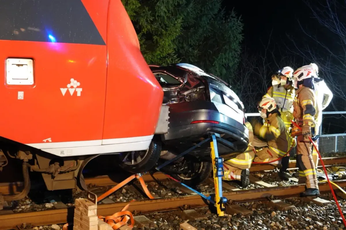 Fahrzeug wurden vom Zug etwa 70 Meter mitgeschleift