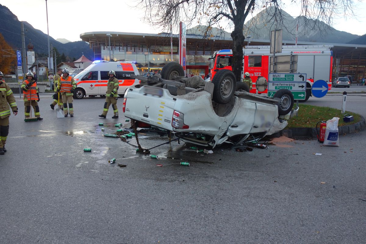 Das verunfallte Fahrzeug liegt auf dem Dach