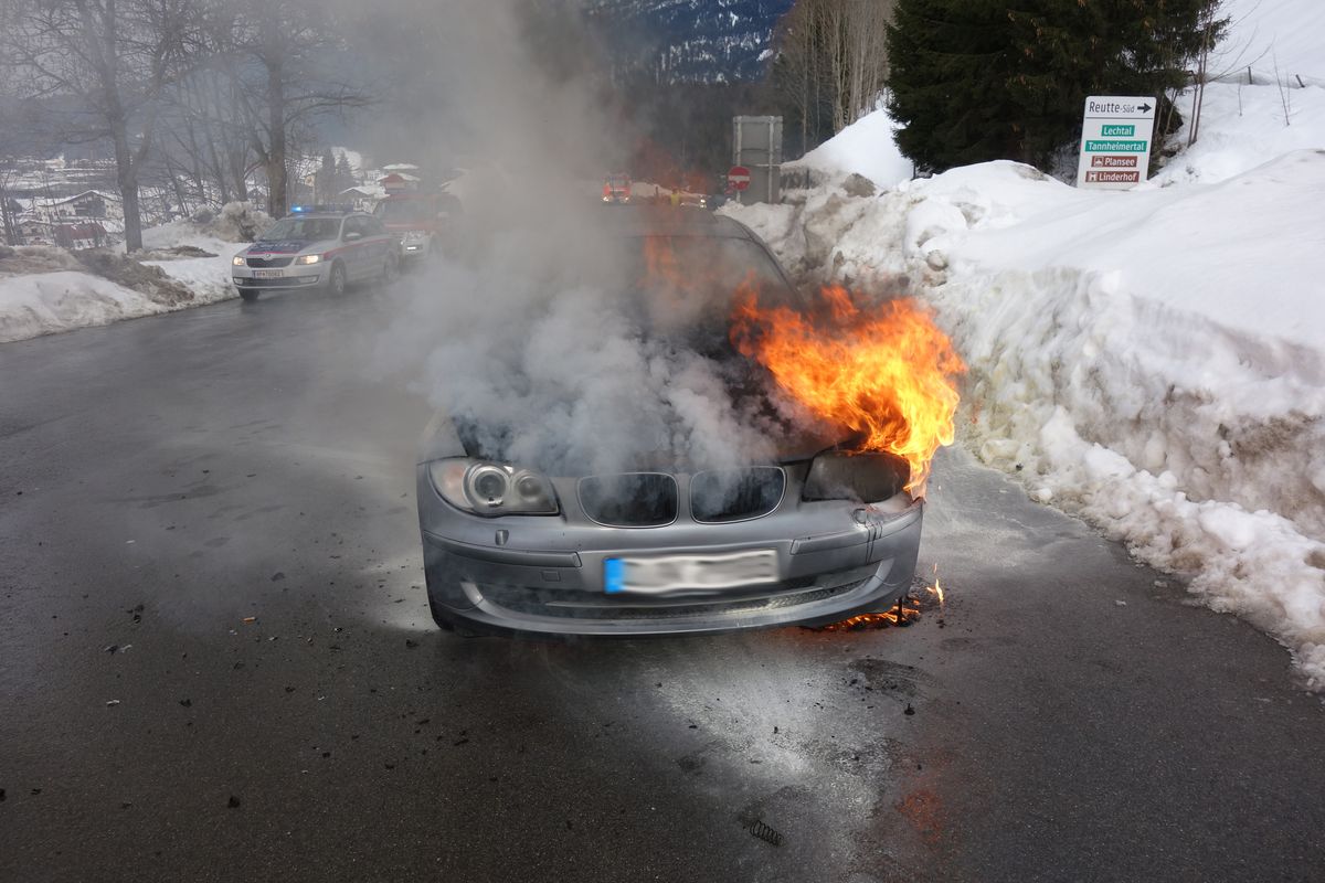 Fahrzeug in Brand