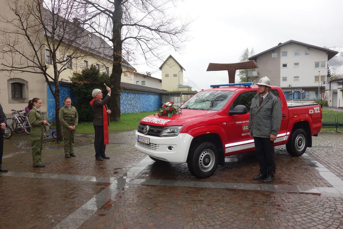 Feuerwehrauto wird gesegnet