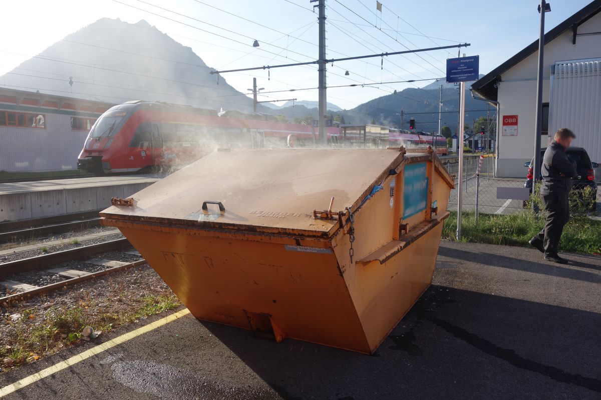 Rauch aus Müllcontainer