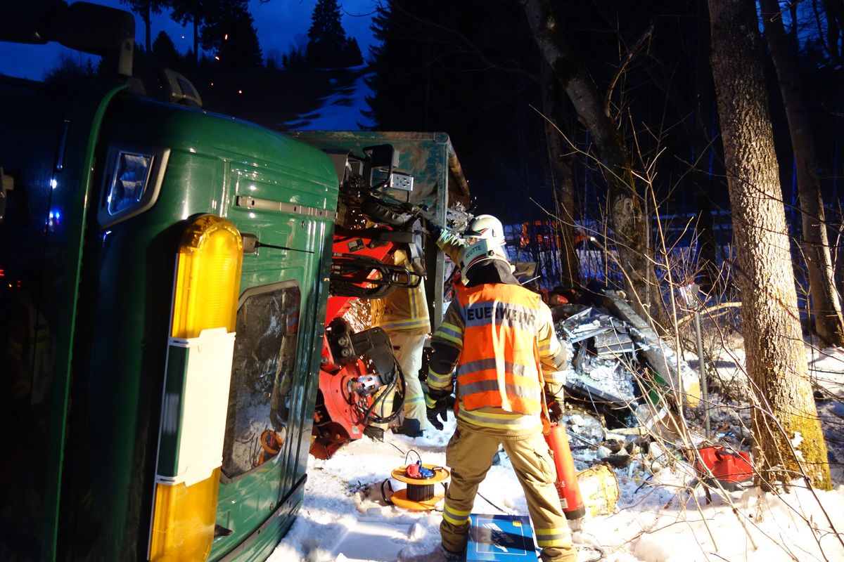 LKW bei der Auffahrt-Süd der B 179 umgekippt