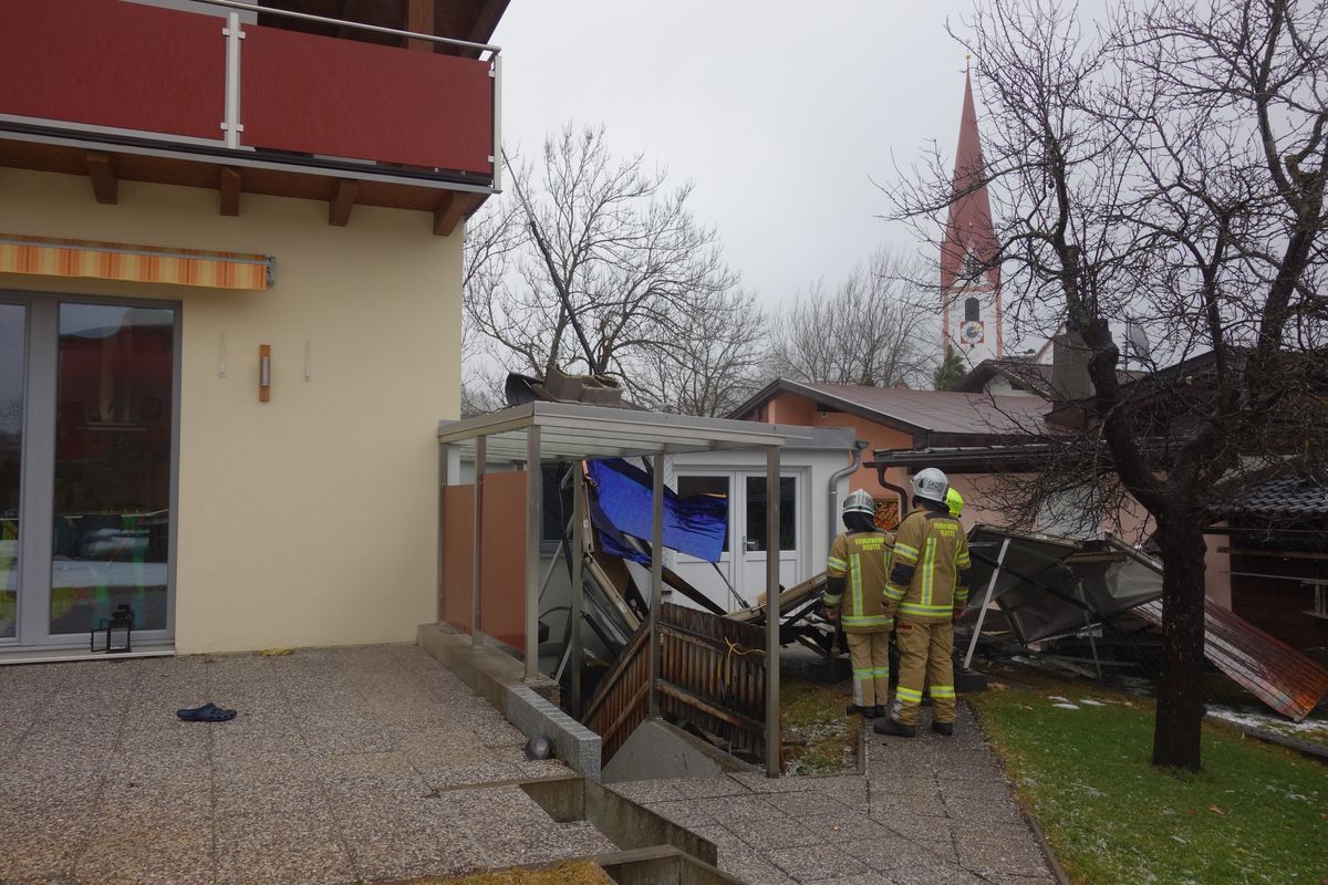 Der starke Sturm hat die Solaranlage vom Dach geweht