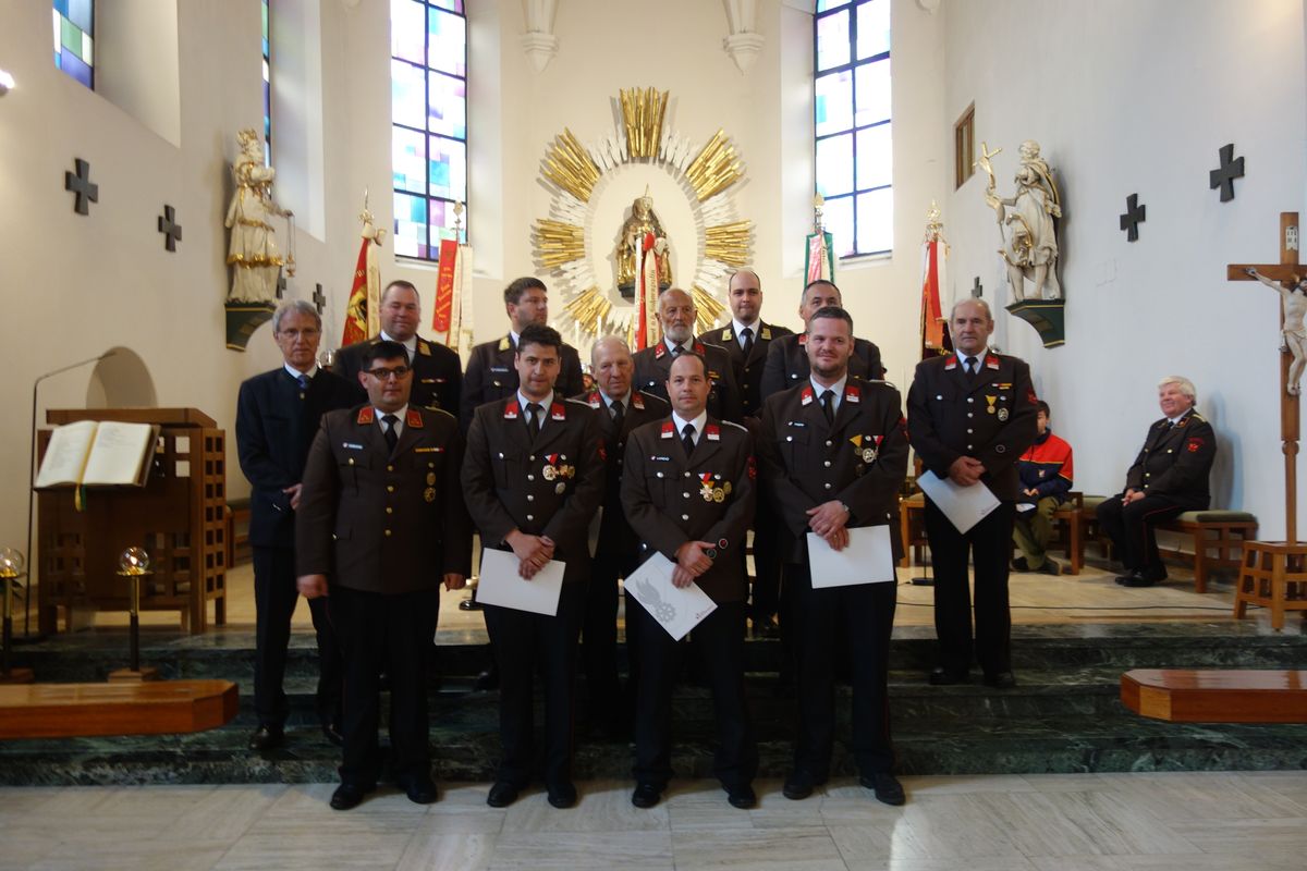 Eine Gruppe von Feuerwehrmännern in der Kriche