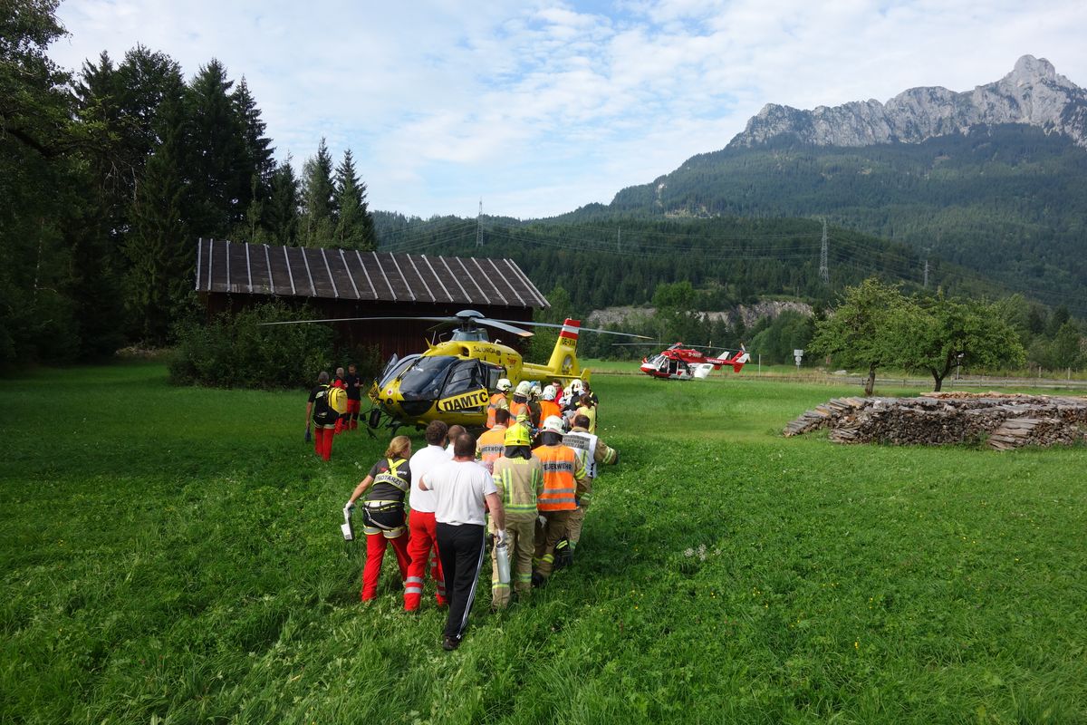 Hubschrauber RK2 und C5 auf dem Feld