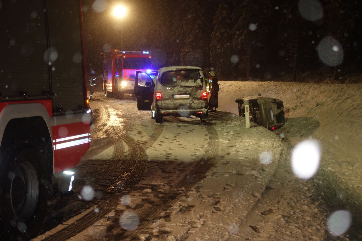 PKW liegt im Graben - Ausleuchtung der Unfallstelle