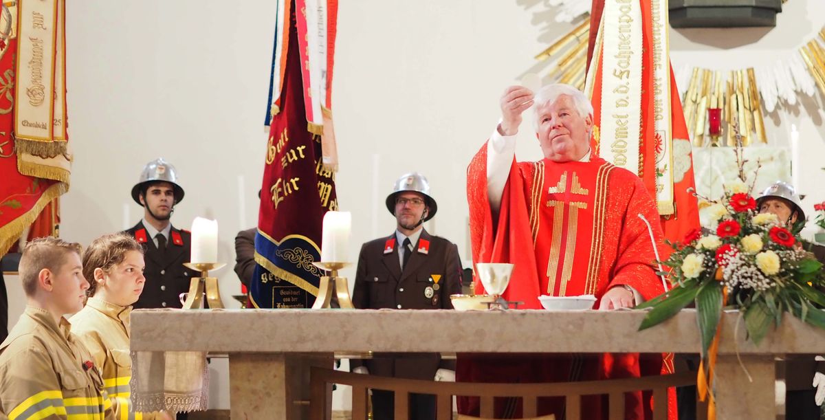 Ein katholischer Priester bei der Konsekration des Brotes