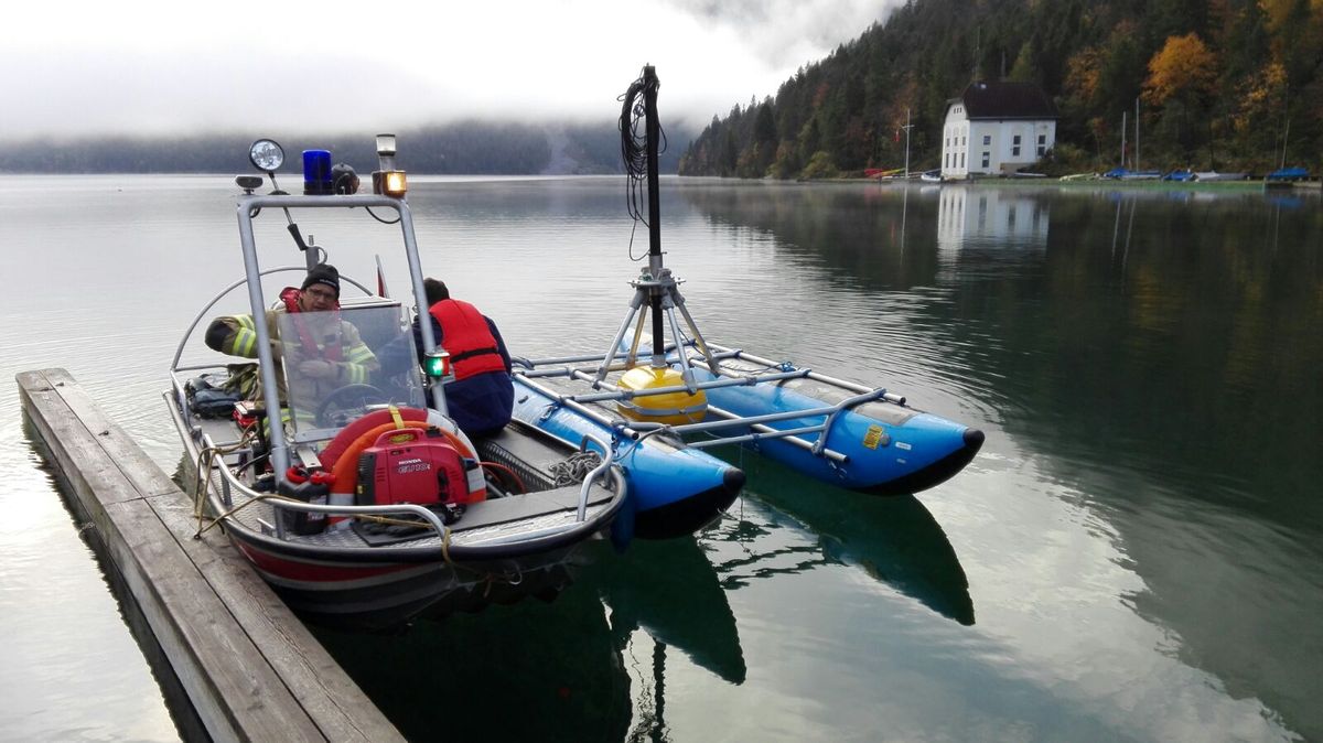 Arbeitsboot mit dem Messboot der Universität Innsbruck