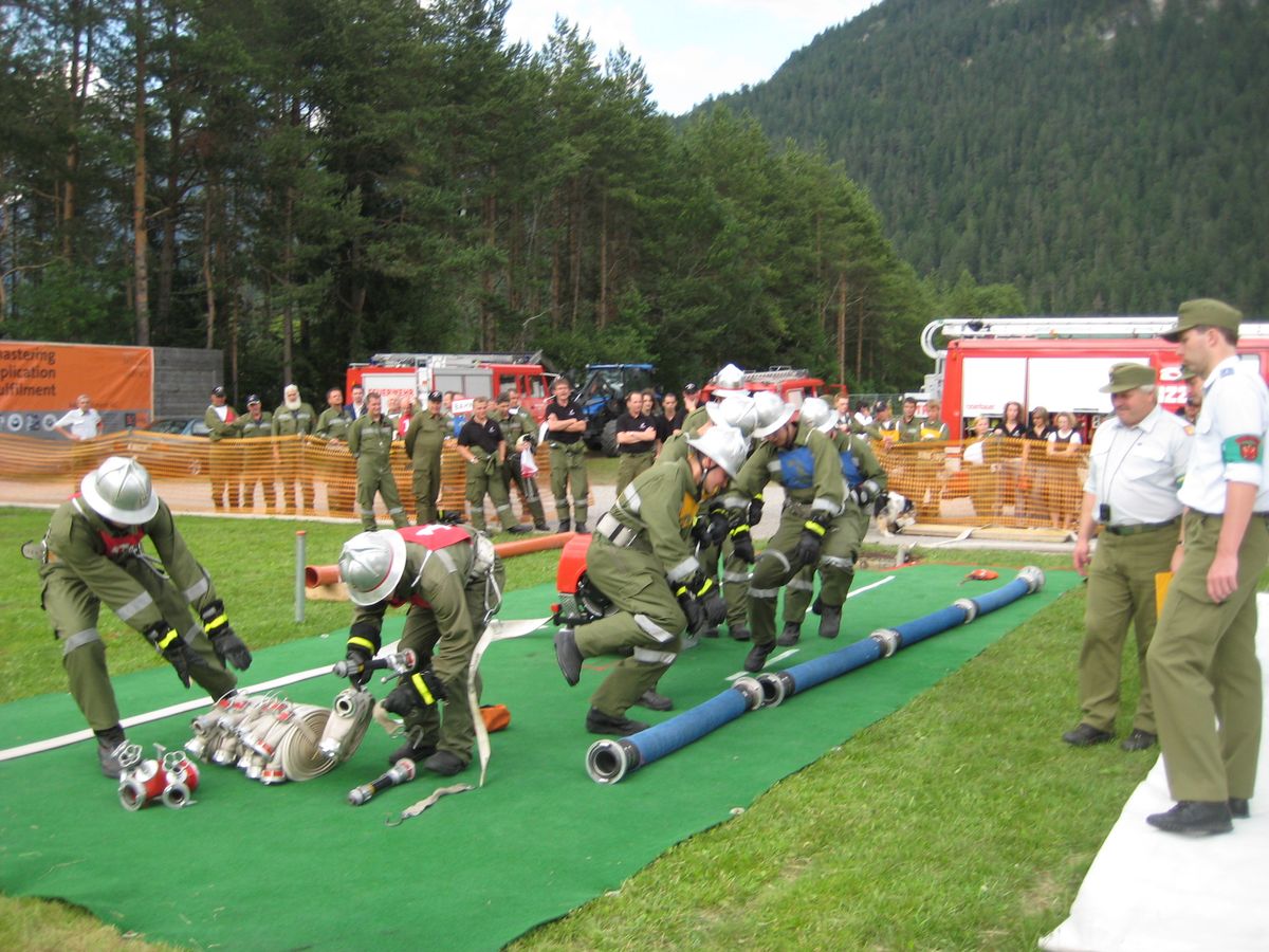 Eine Gruppe von Feuerwehrmännern beim Nassleistungsbewerb