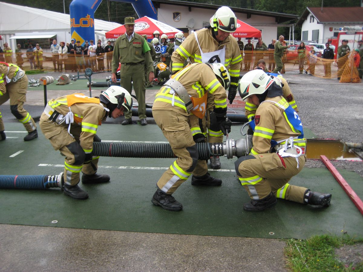 Feuerwehrmänner beim Kuppeln einer Saugleitung