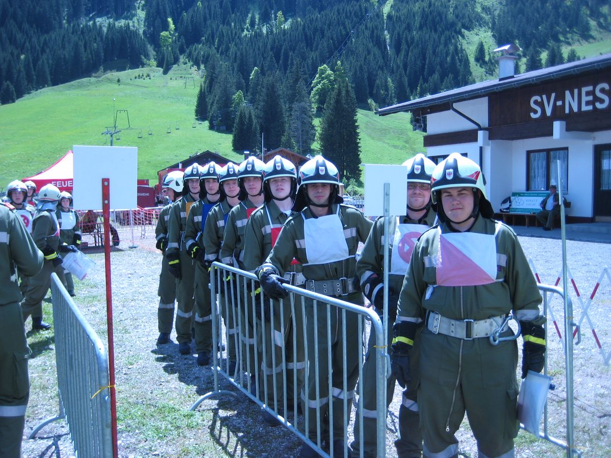 Eine Gruppe von Feuerwehrmännern mit Startnummern