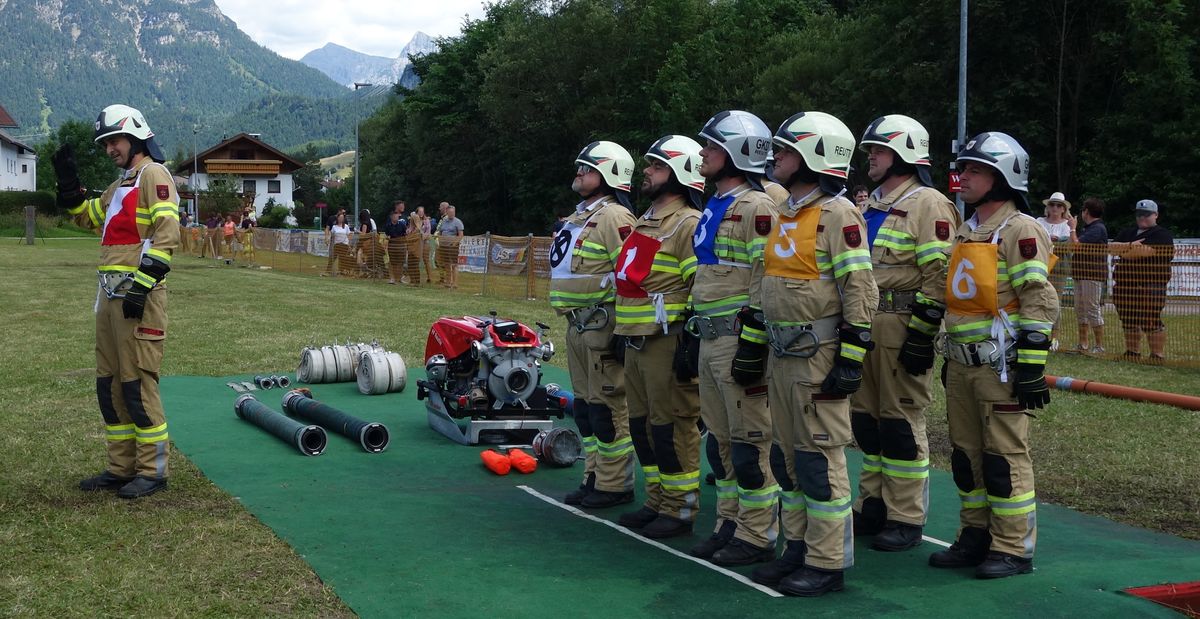 Die Bewerbsgruppe Reutte II bei der Meldung an den Hauptbewerter