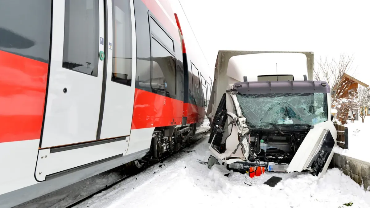 LKW mit Triebwagengarnitur kolidiert