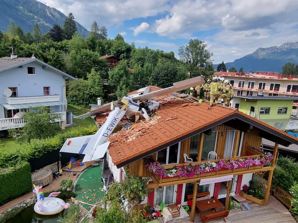 Flugzeug am Hausdach