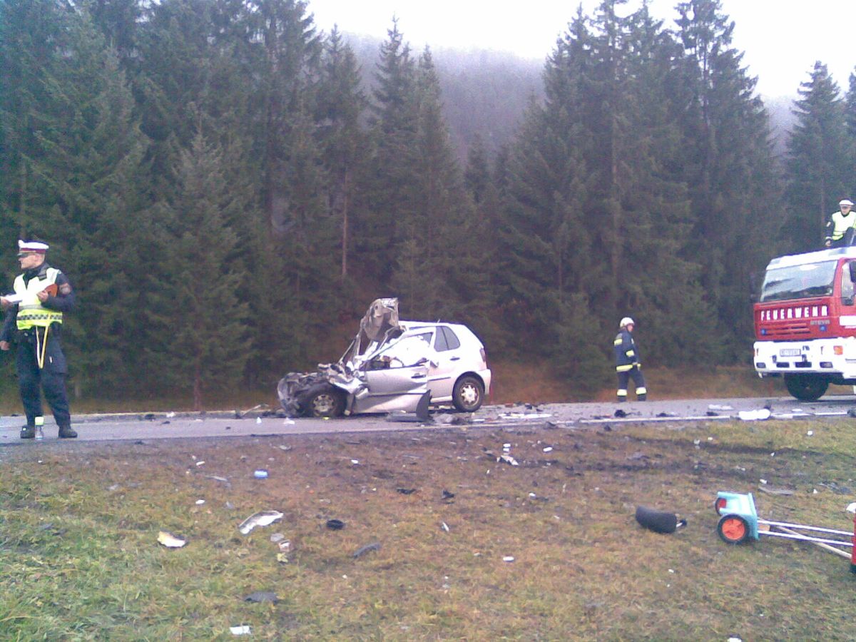 Deformierter PKW auf der Straße