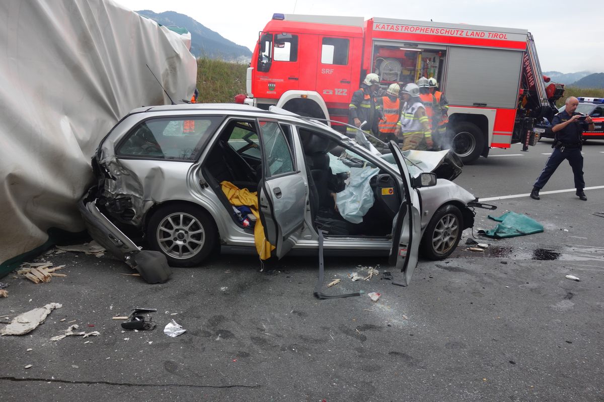 LKW prallte frontal gegen PKW - B179