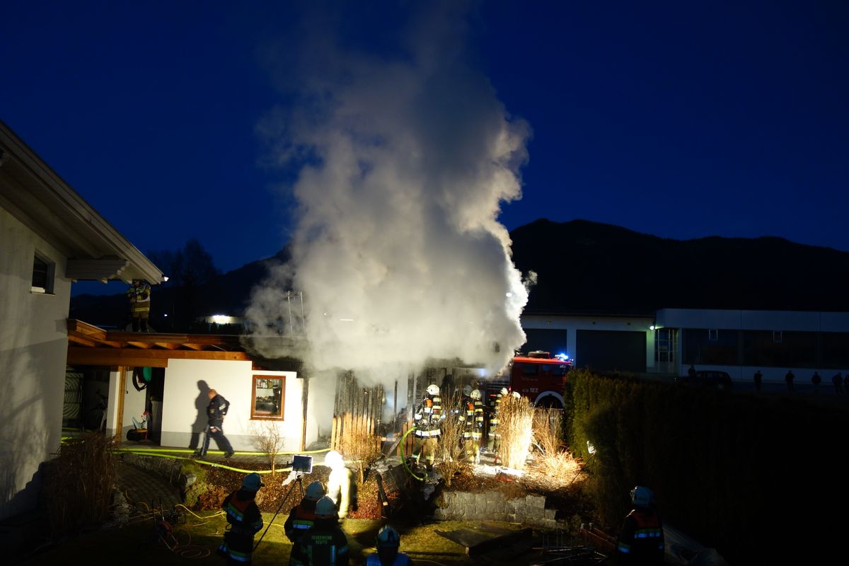 In Flammen stehender Holzschopf