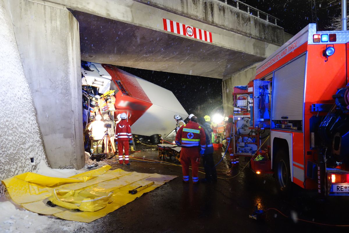 Frontal in Unterführungsportal geprallter LKW