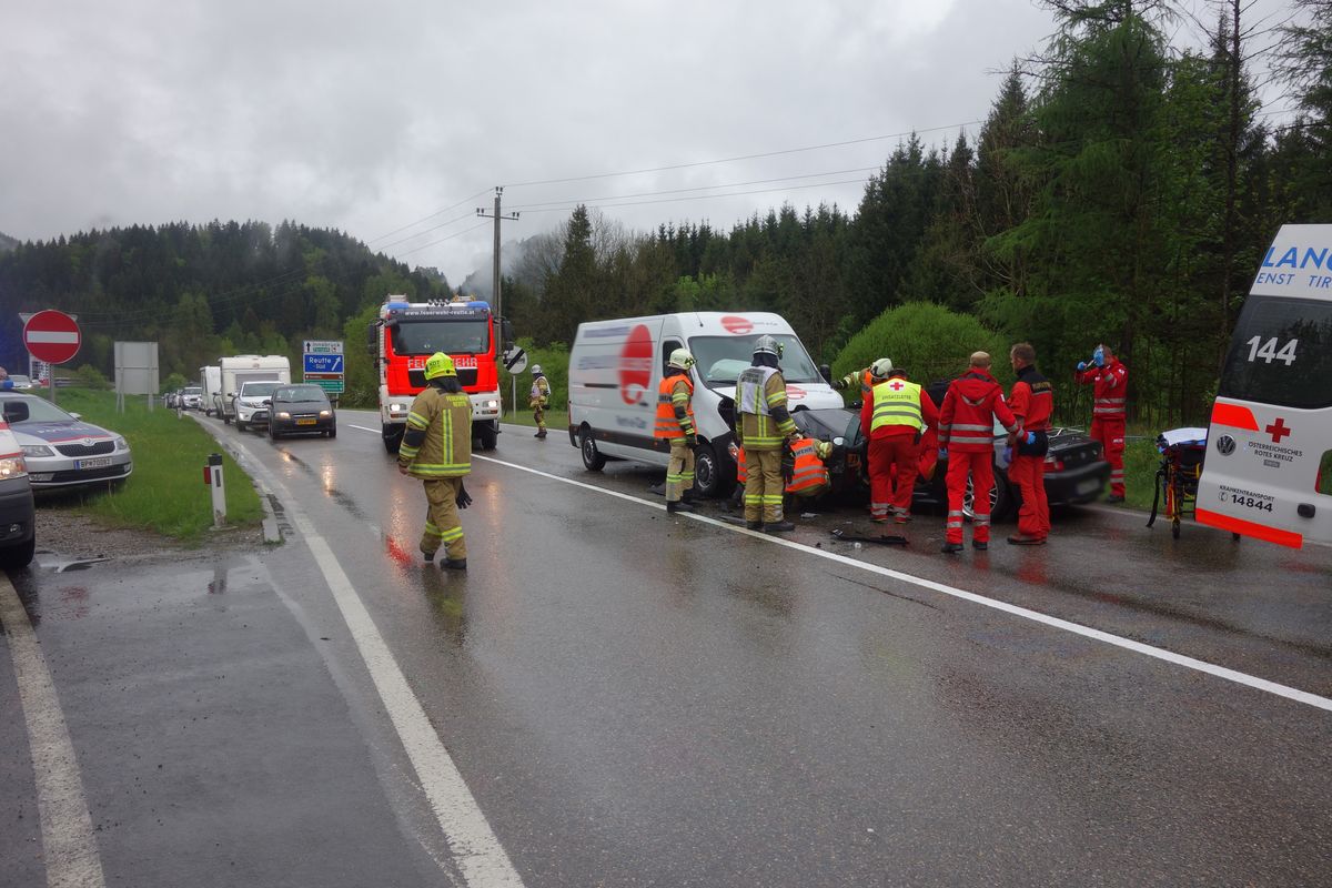 Rettung und Feuerwehr am Verunfallten Fahrzeug