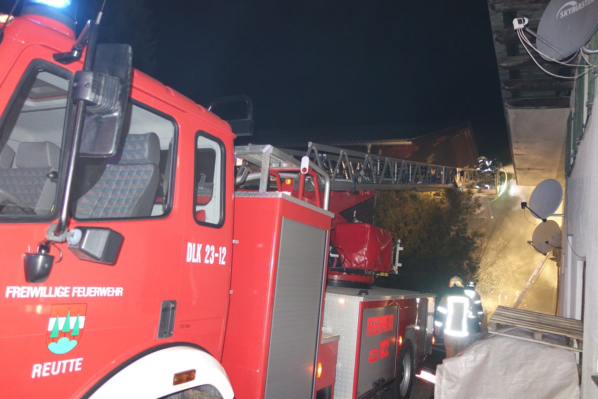 Drehleiter Reutte am Bauernhaus angeleitert