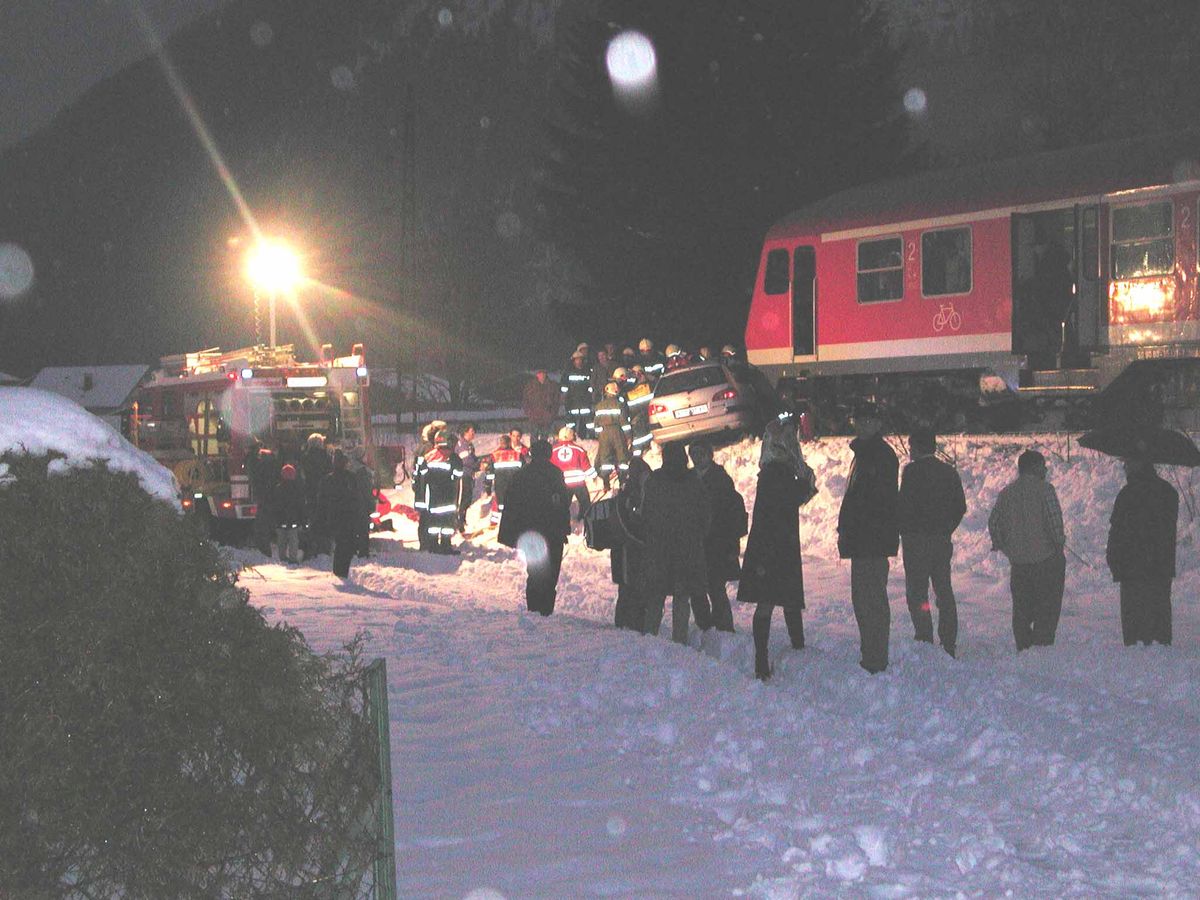 PKW auf den Schienen der Bahn