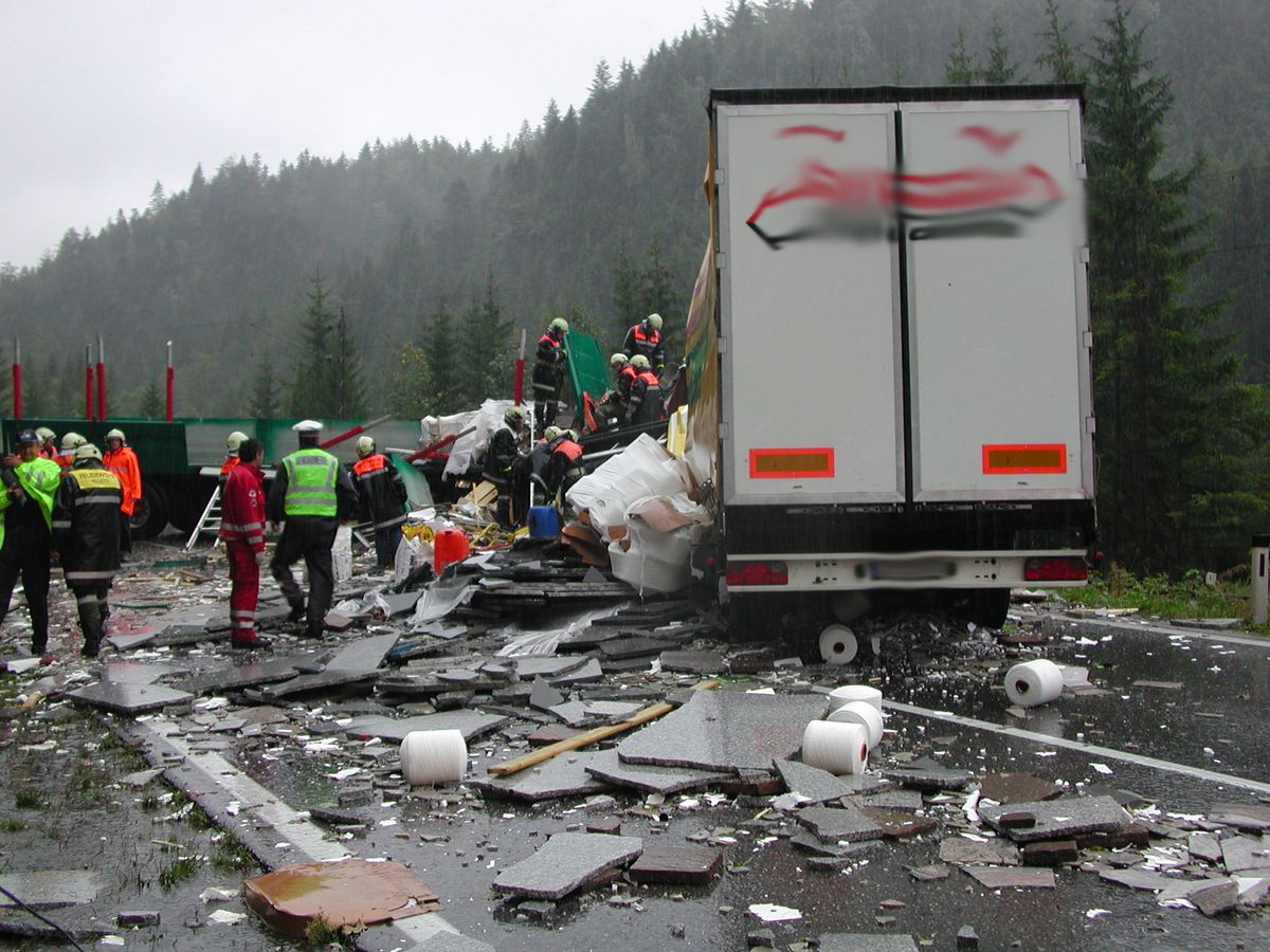 Verlorene Ladung des verunfallten LKW auf der Straße