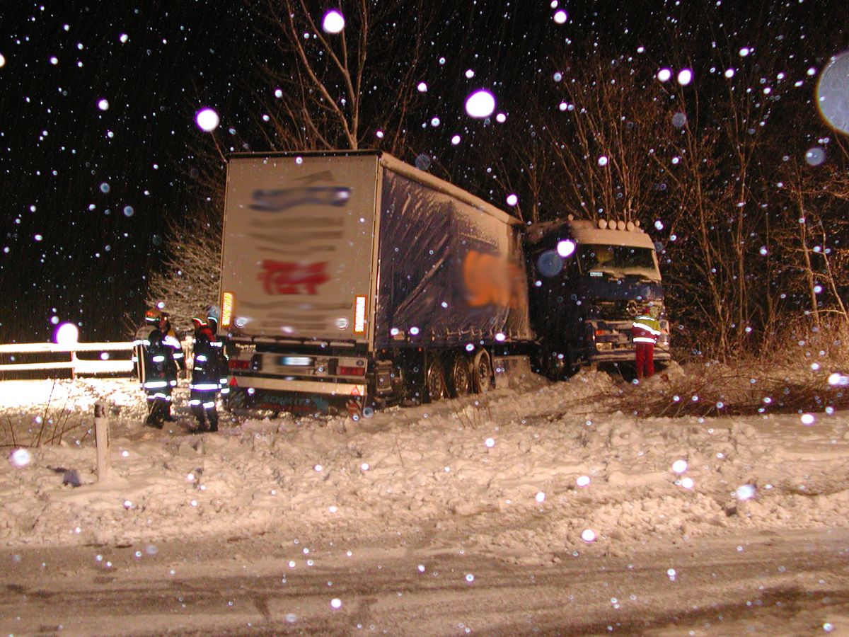 LKW neben der Straße im Schnee