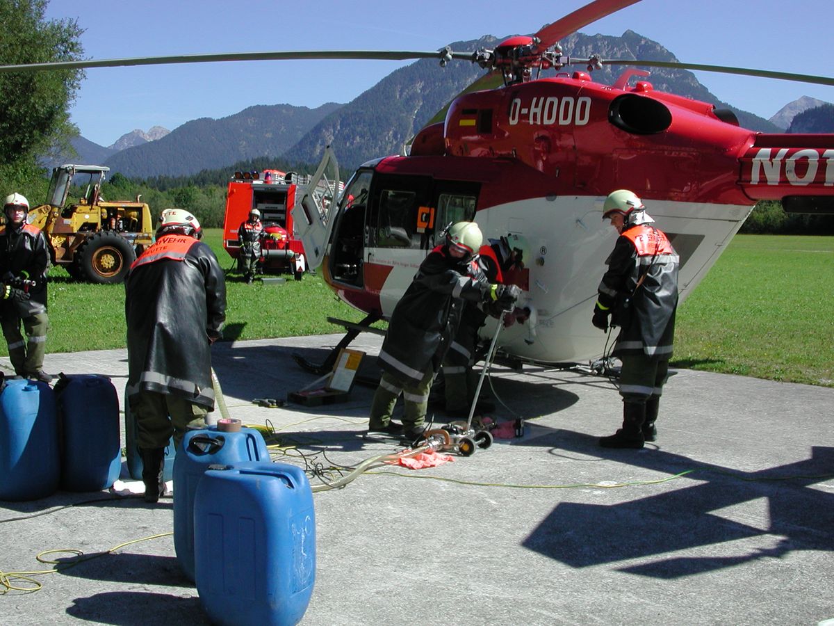 Treibstoff wird vom Hubschrauber abgepumpt