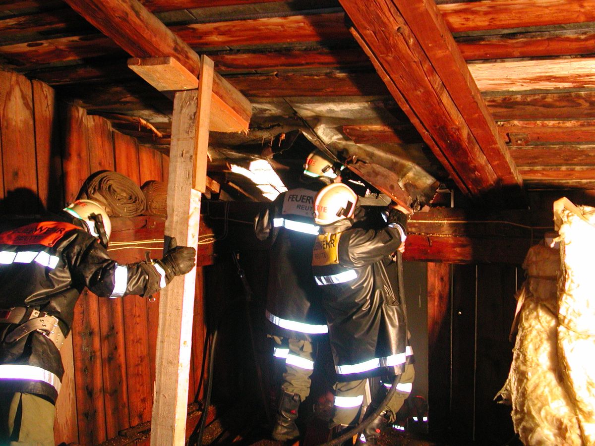 Feuerwehrleute öffnen das Dach