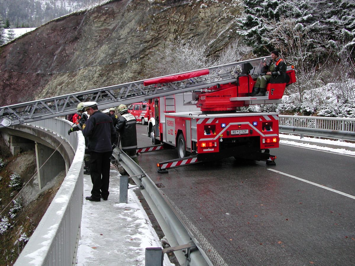 Drehleiter im Unterflurbetrieb auf der Gemstalbrücke