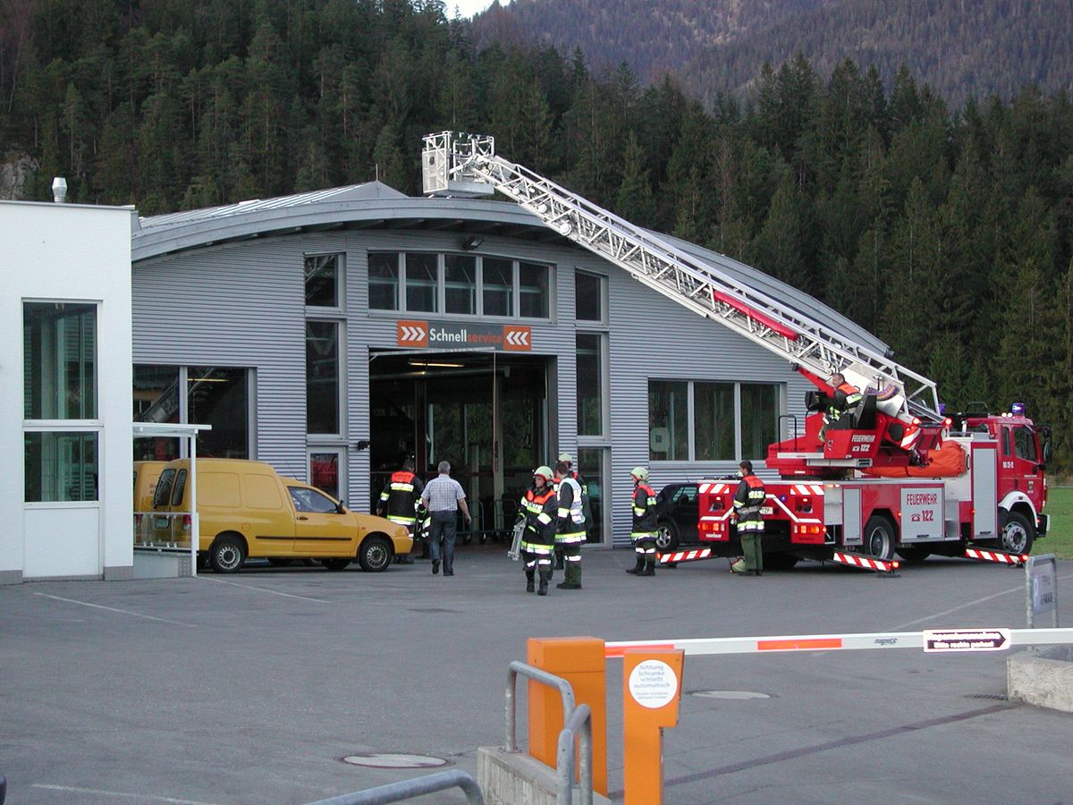 Das Dach vom Autohaus wird mittels Drehleiter kontrolliert.