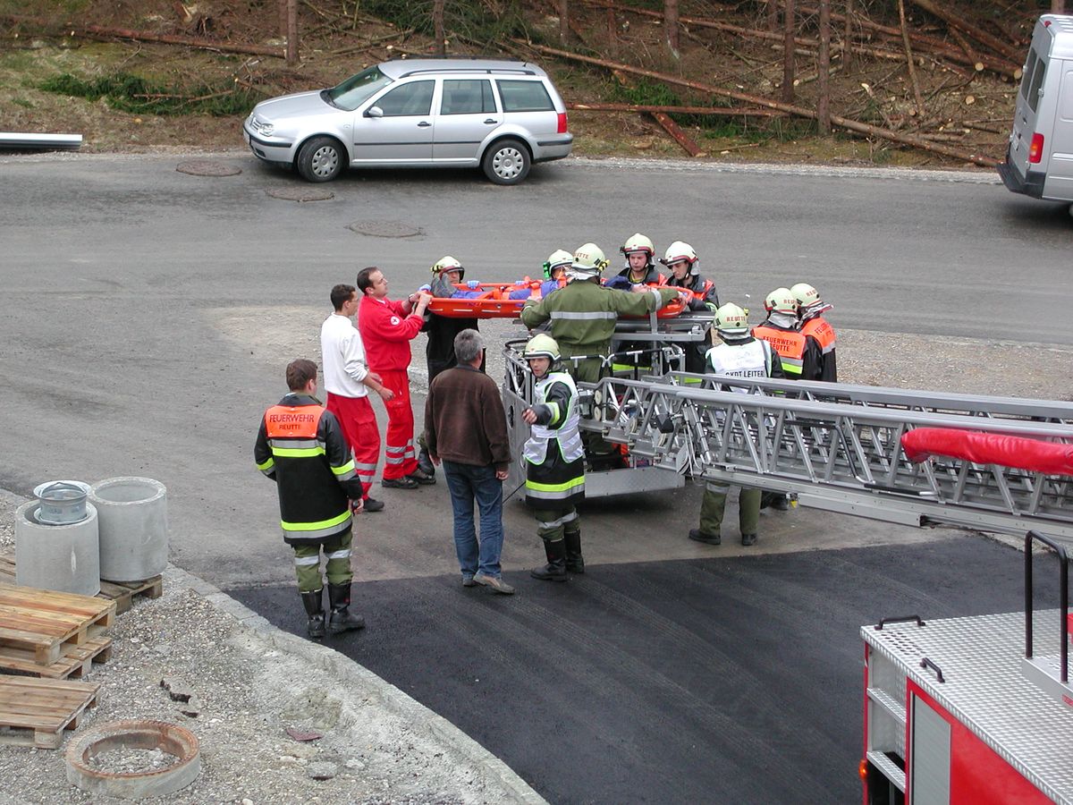 Verletzte Person auf der Krankentrage der Drehleiter