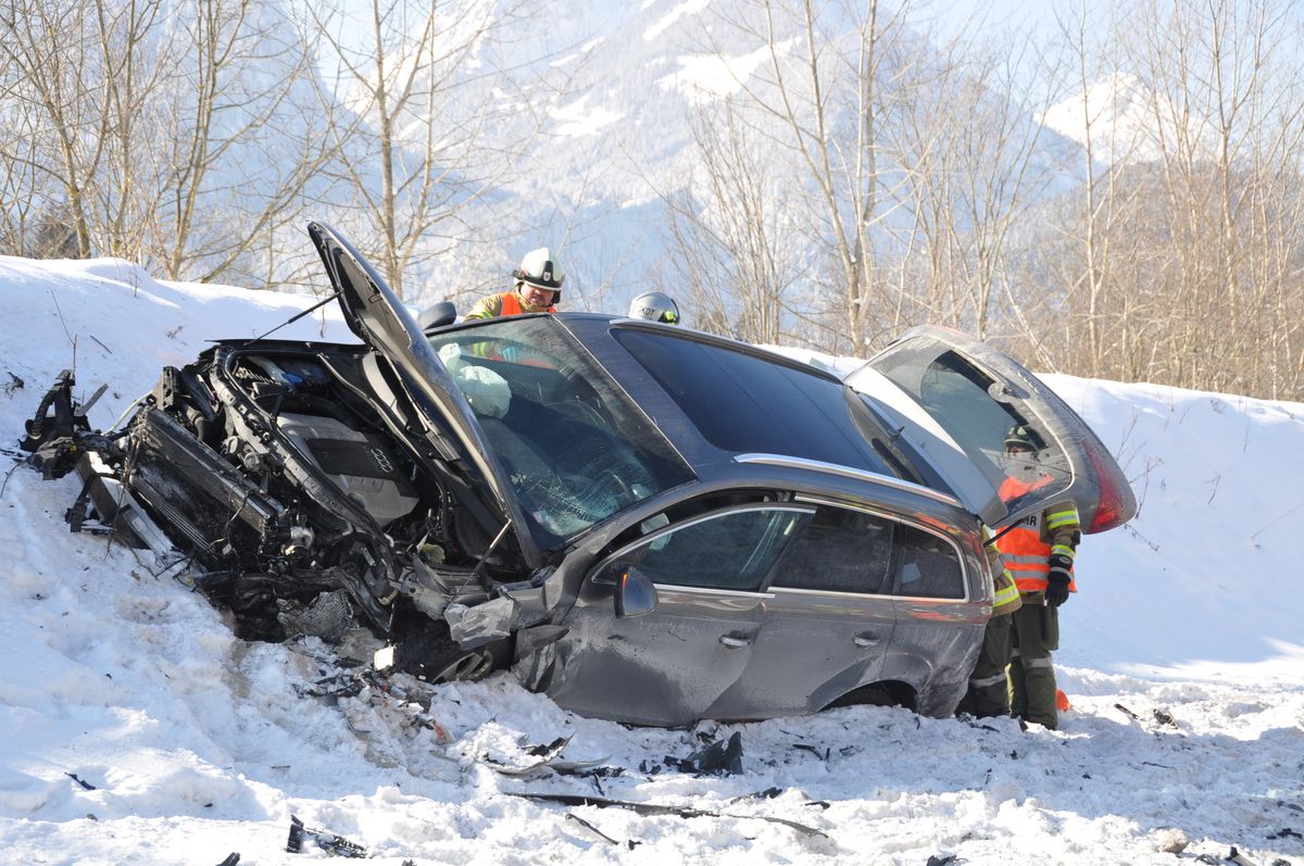 Deformierter PKW am Straßenrand im Schnee