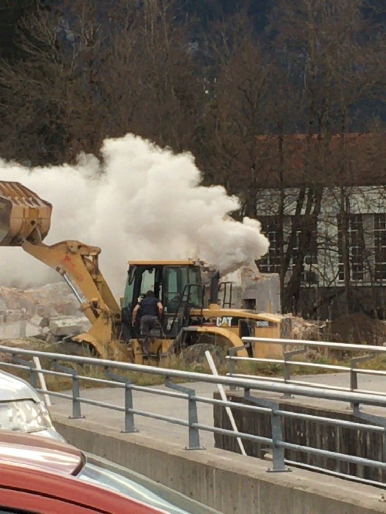 In Rauch gehüllter Radlader