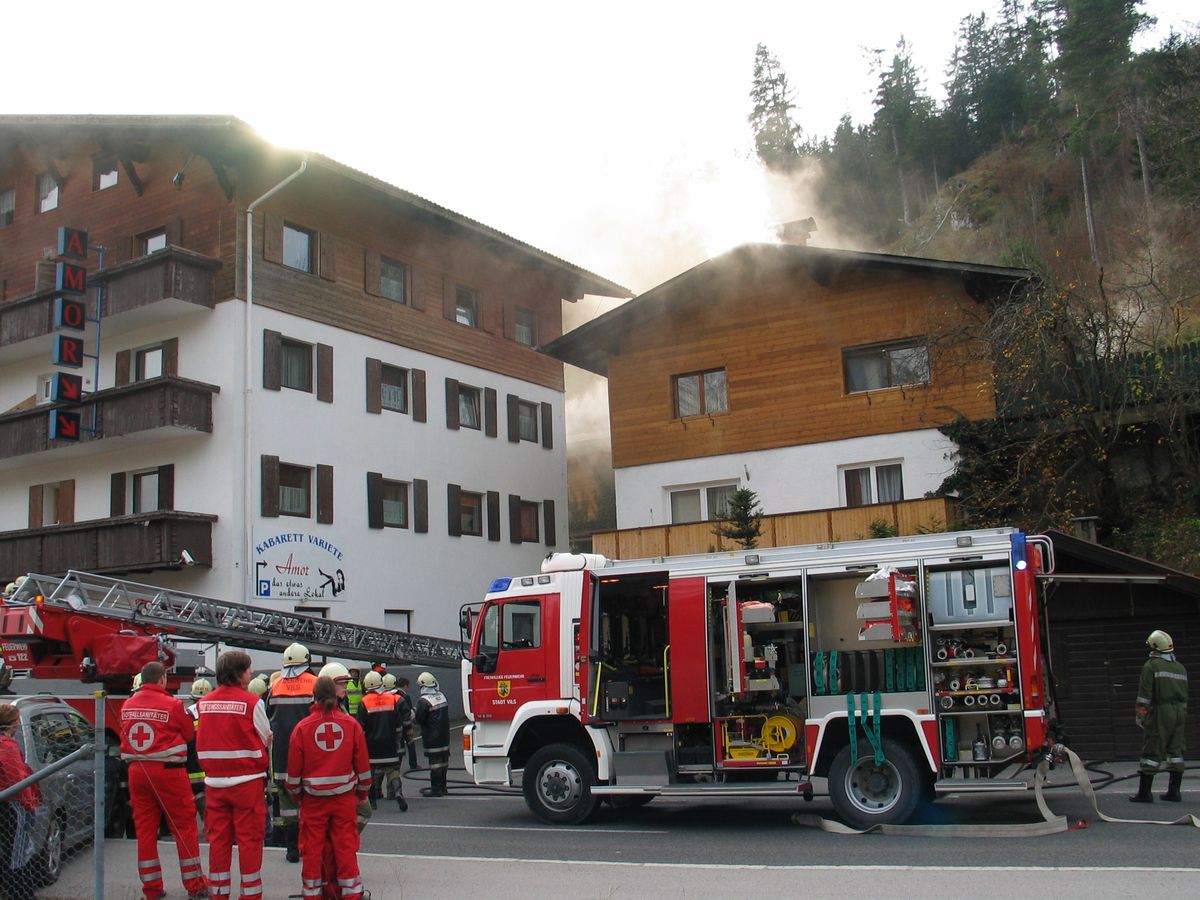 Mehrere Einsatzkräfte vor dem ehemaligen Gasthaus Ulrichsbrücke