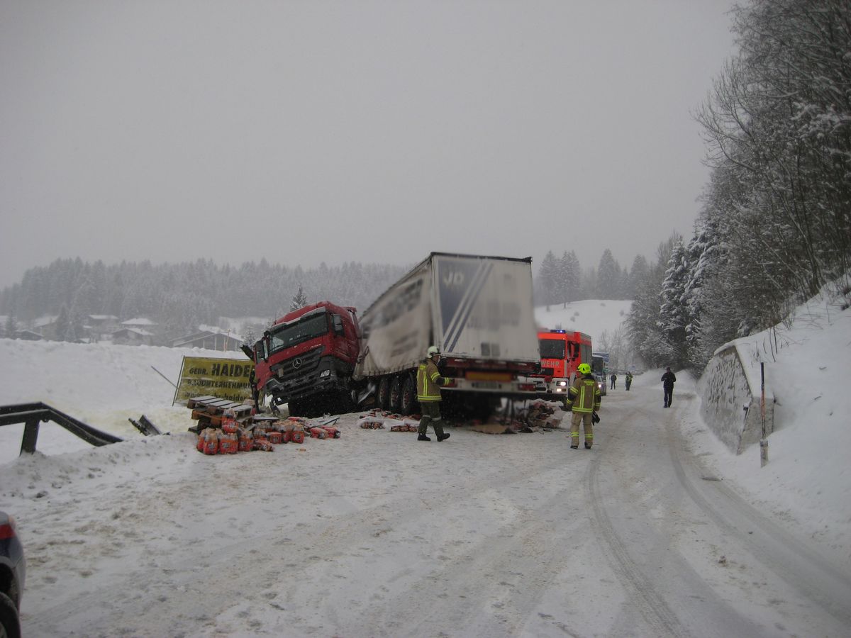 LKW Sattelzug hängt im Graben der B179 Fernpass Straße