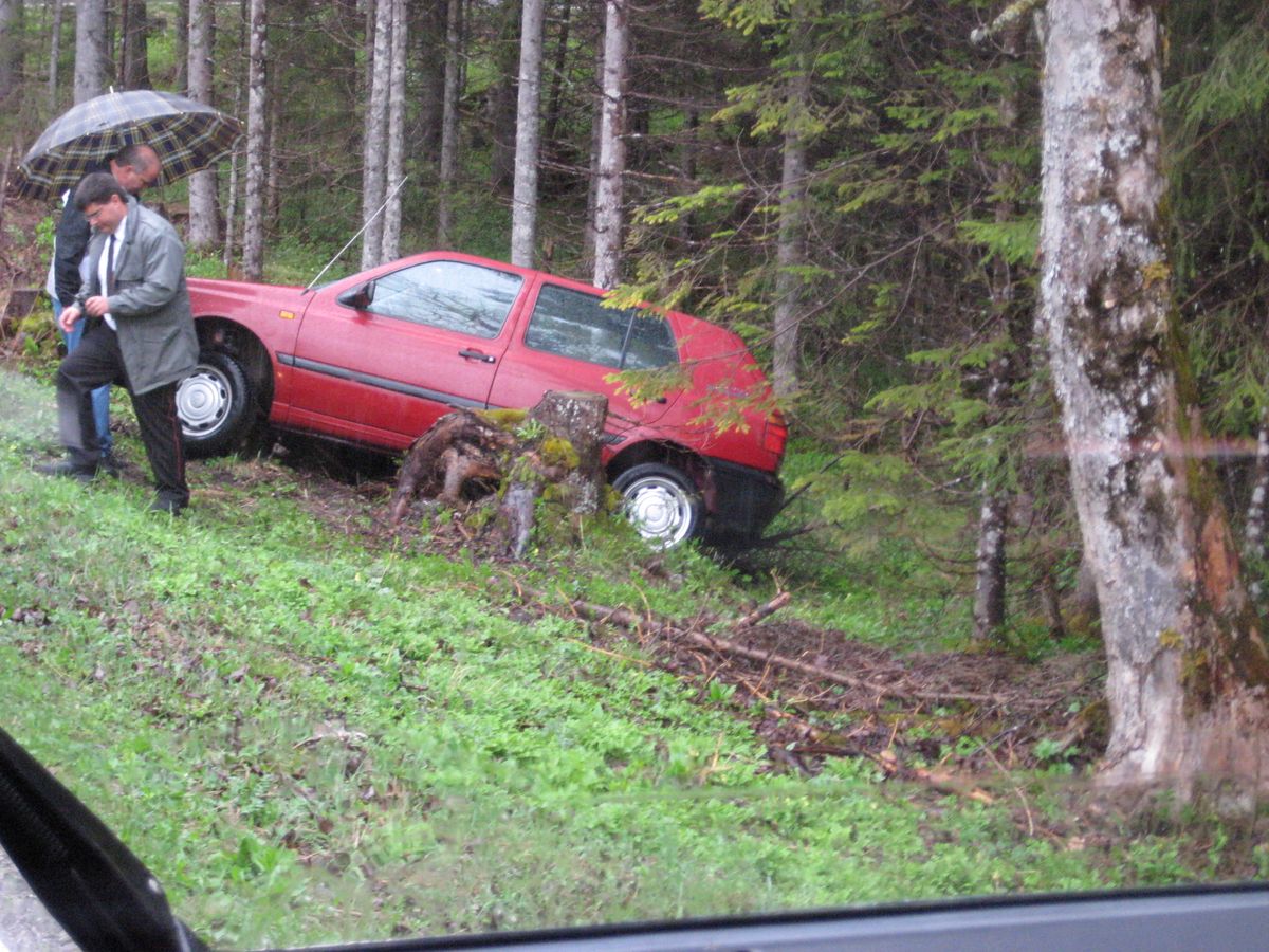 PKW neben der Straße auf einem Wurzelstock 