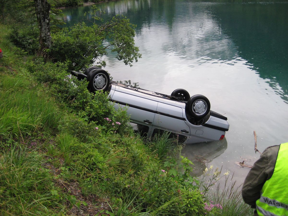 PKW liegt am Dach im Plansee