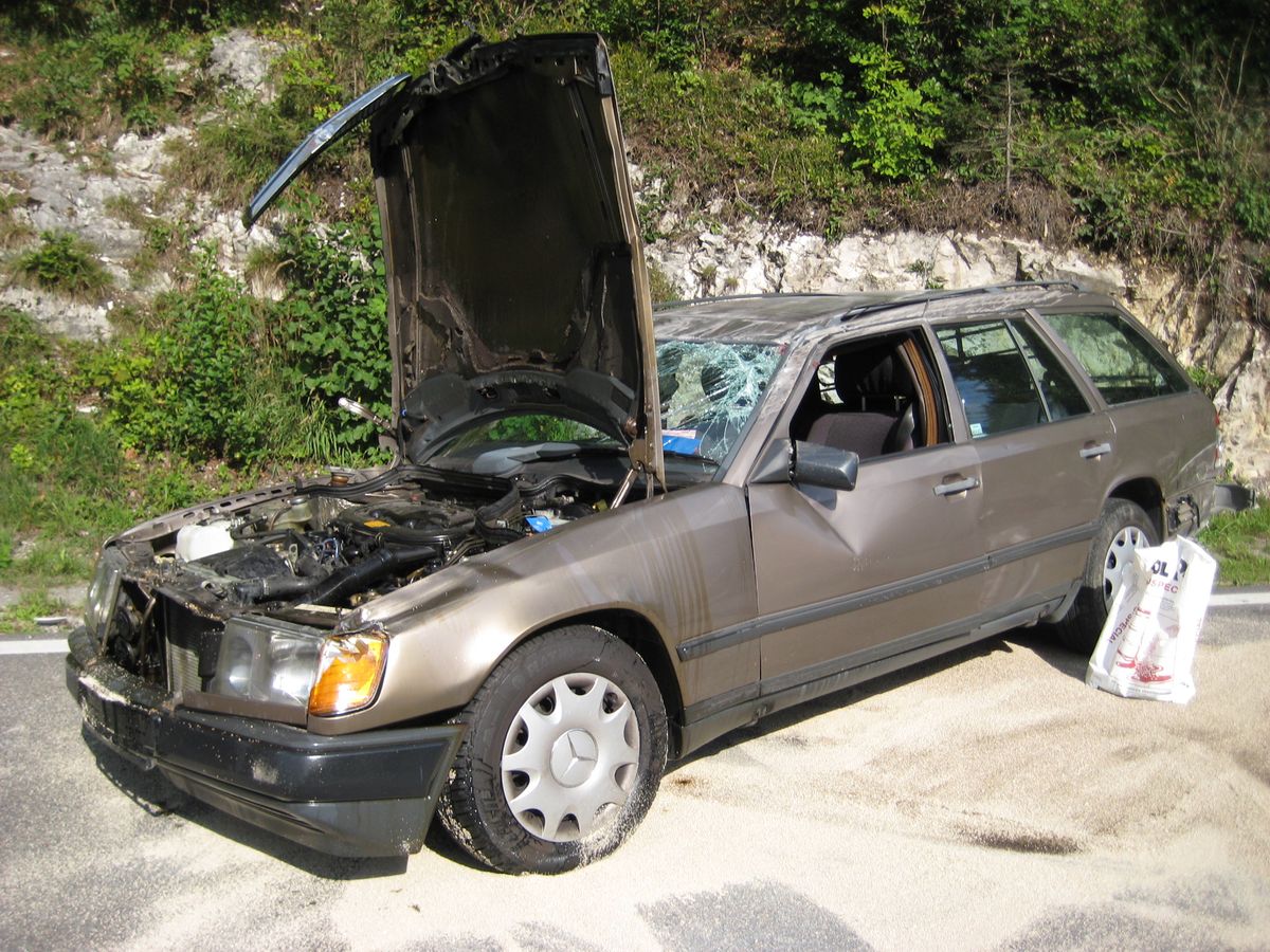 Deformierter PKW mit offener Motorhaube 