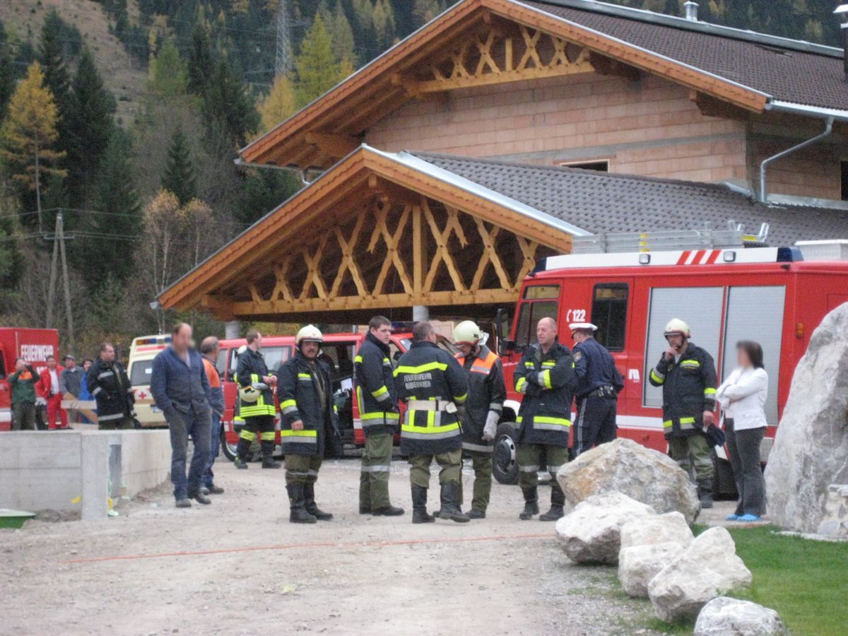 Mehrere Einsatzkräfte vor dem betroffenen Wohngebäude