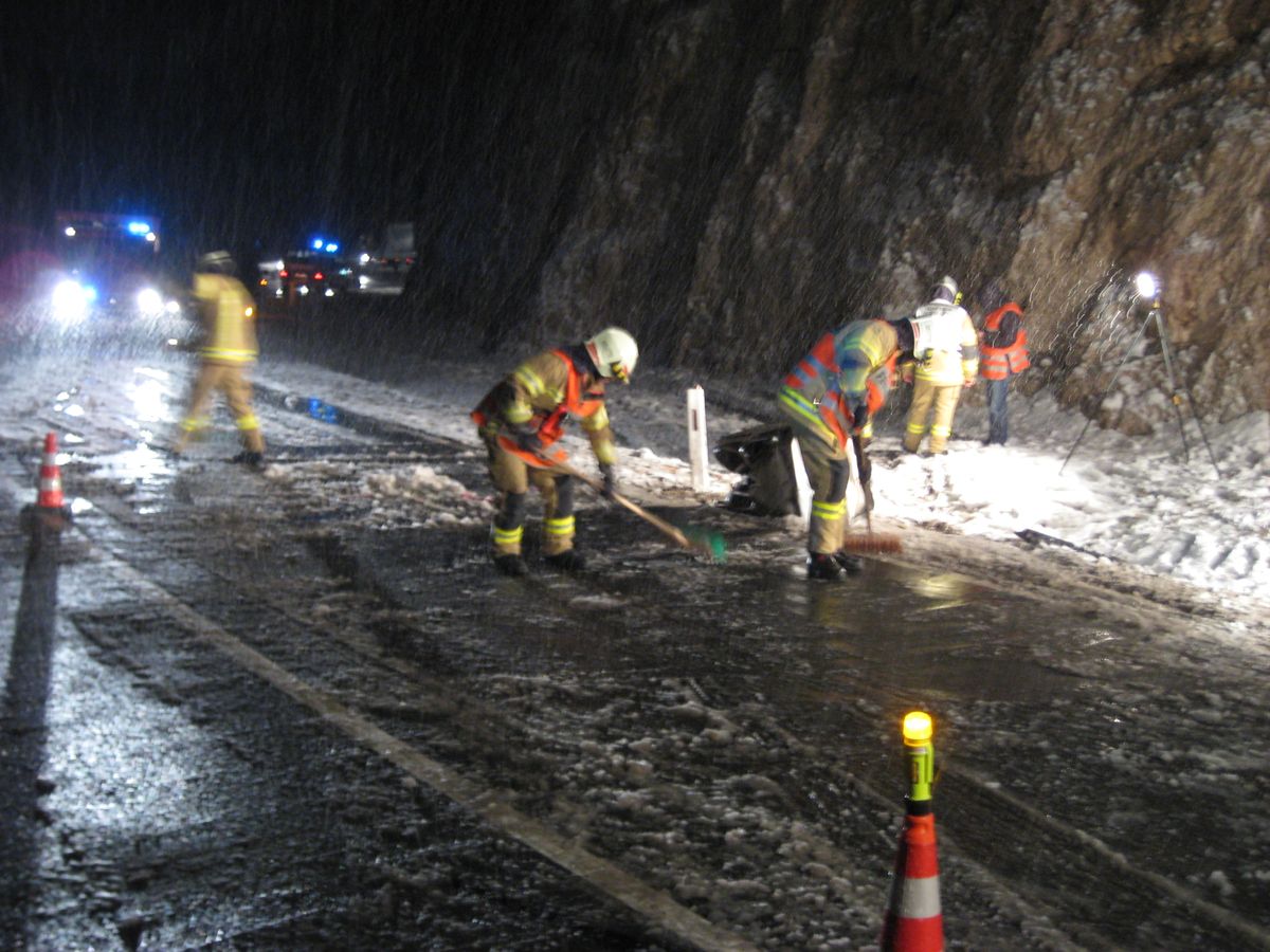 Mitglieder der Feuerwehr Reutte bei starkem Schneefall kehren die Straße