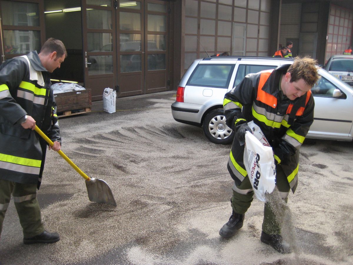 Mitglieder der Feuerwehr Reutte binden den ausgetreten Diesel