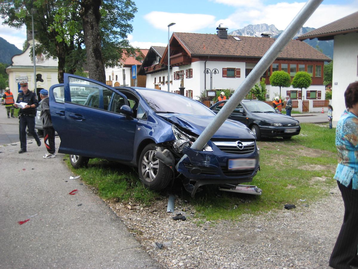 PKW fuhr auf eine Straßenlaterne auf