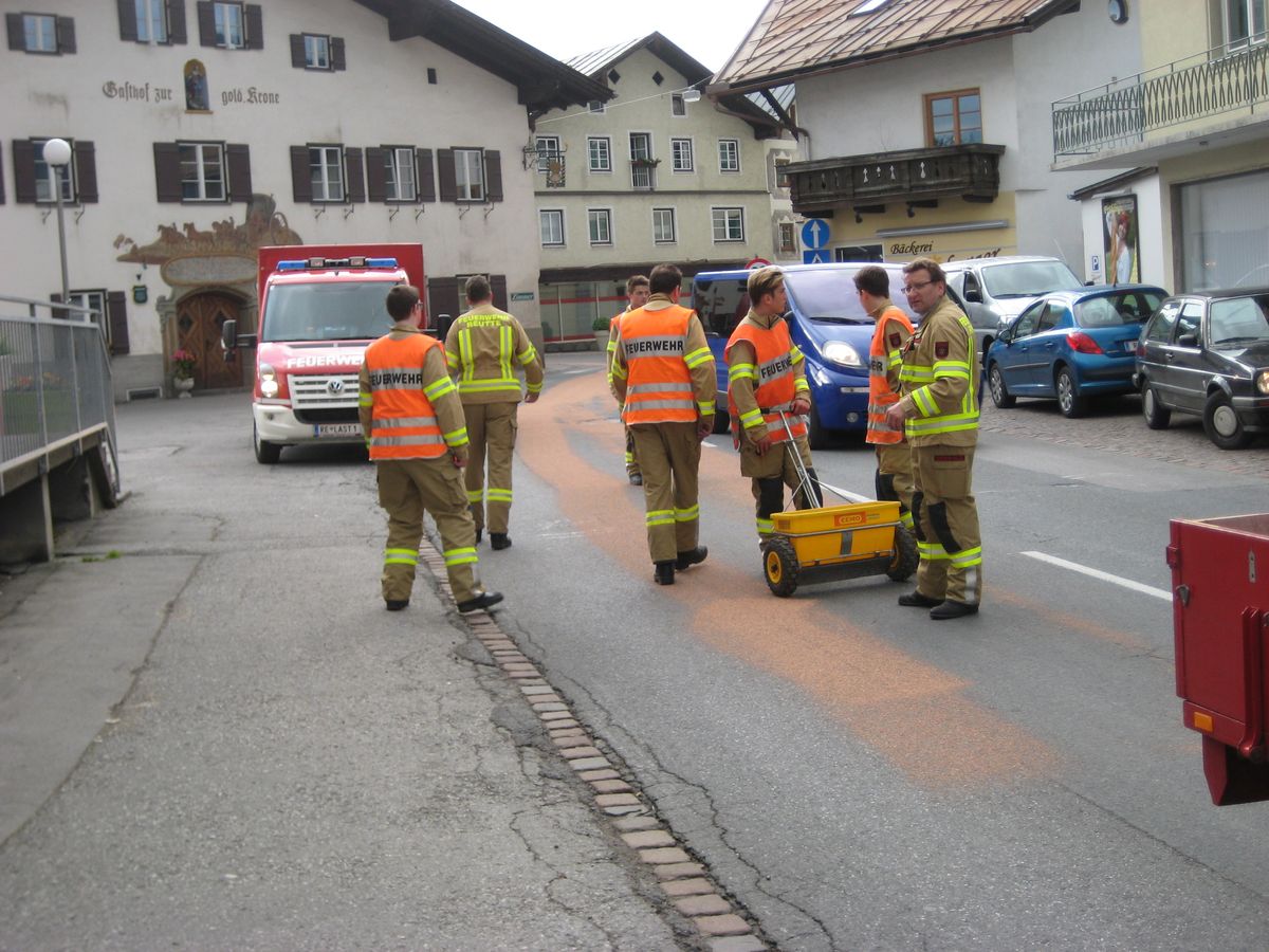 Mitglieder der Feuerwehr Reutte binden die Ölspur