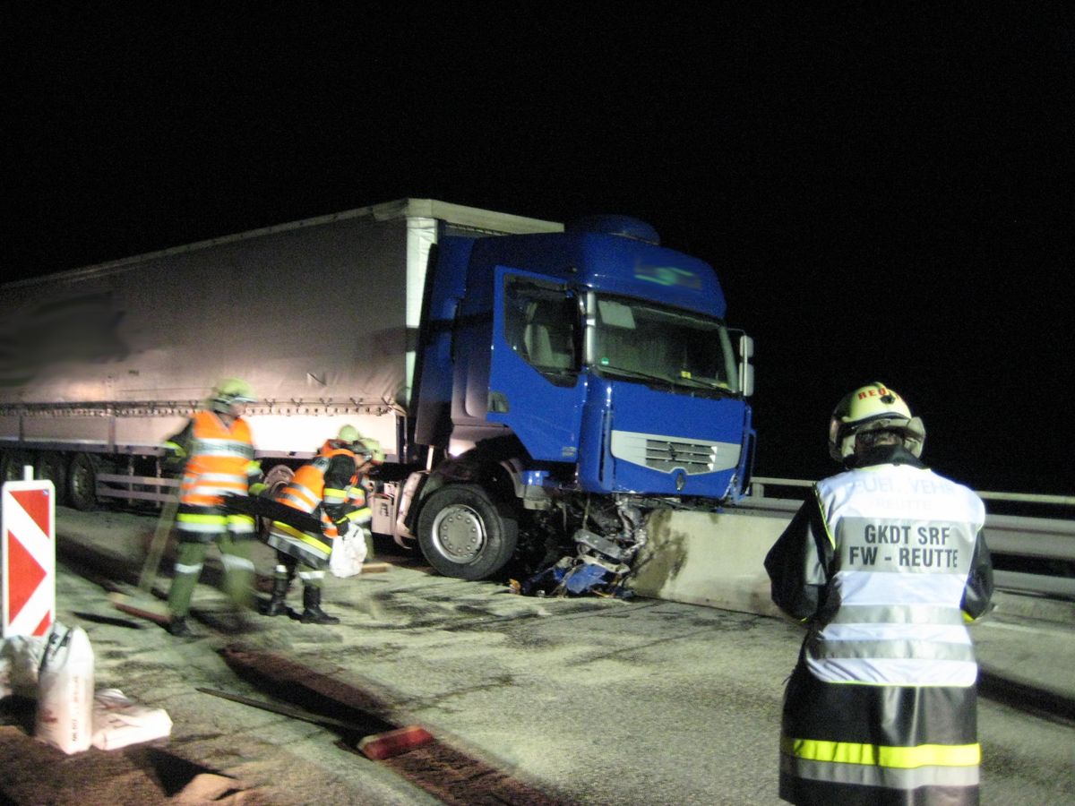 Verunfallter LKW auf einer Baustellenbegrenzung