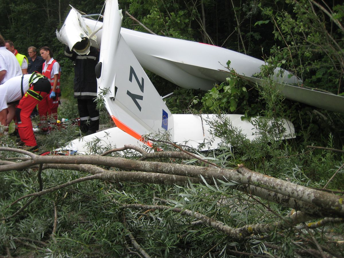 Segelflieger liegt nach Absturz in einem Waldstück