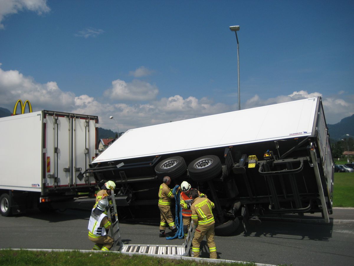 LKW Anhänger liegt im Kreisverkehr auf der Seite